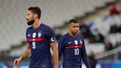 Olivier Giroud y Kylian Mbappé durante un partido de la selección francesa el año pasado.