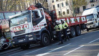 Control policial a dos camiones en la plaza de Neptuno, hoy en Madrid