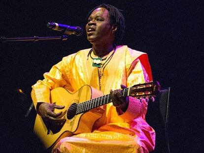 El cantante senegalés Baaba Maal, durante un concierto.