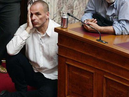 Yanis Varufakis, sentado en el Parlamento griego durante la intervenci&oacute;n de Alexis Tsipras 