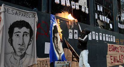 Un estudiante trata de prender fuego a las oficinas de la Fiscalía.