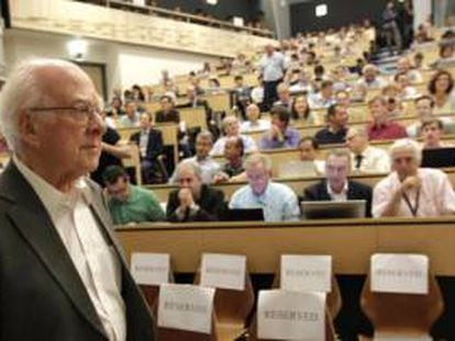Peter Higgs, ovacionado en la conferencia del CERN