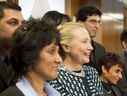 La secretaria de Estado norteamericana Hillary Clinton posa con miembros de la comunidad gitana en la Embajada de EE UU en Sof&iacute;a, Bulgaria.