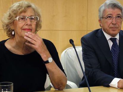 Manuela Carmena, alcaldesa de Madrid, y Enrique Cerezo, presidente del Atl&eacute;tico de Madrid, este viernes.