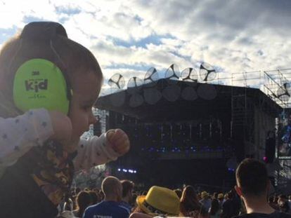 Bebé con cascos en el festival Mad Cool de Madrid.
