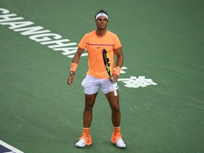 Nadal se lamenta durante el partido contra Troicki, ayer en Shanghái.