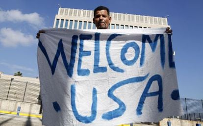 Un cubano celebra la reapertura de la embajada de EE UU en La Habana 