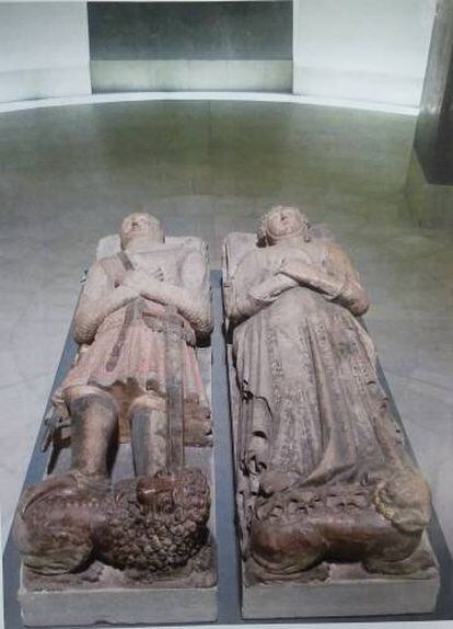 Les dues escultures jacents a la sales del museu alemany.