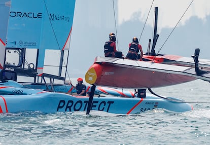 Jordi Xammar y Diego Botín con el 'F50' español en el Gran Premio de Singapur de la tercera temporada de SailGP, en enero.