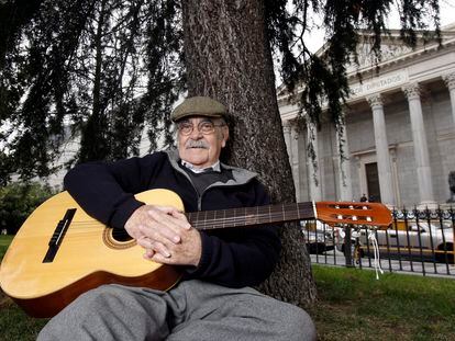 José Antonio Labordeta con su guitarra en la puerta del Congreso de los Diputados en Madrid, el 9 de enero de 2008.