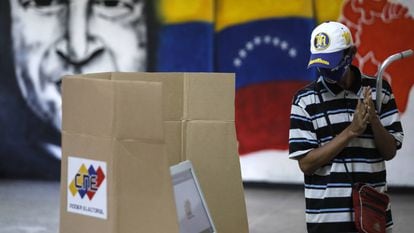Un hombre se dispone a votar en un centro electoral de Caracas (Venezuela).