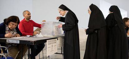Tres monjas votan en un colegio de Santiago de Compostela.