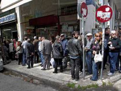 Varias personas hacen cola delante de una farmacia abierta en la zona Pagrati, en Atenas (Grecia) el 28 de marzo de 2014.