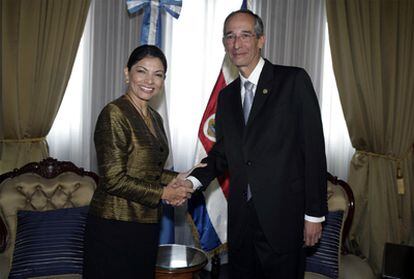 Laura Chinchilla y Álvaro Colom, ayer en Guatemala.