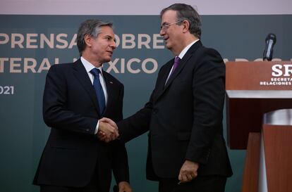 Antony Blinken, secretario de Estado de EE UU, da la mano al canciller Marcelo Ebrard, durante una reunión bilateral en Ciudad de México, en octubre de 2021.