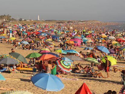 Bañistas en la playa del Palmar, en Vejer de la Frontera (Cádiz), en 2016. 