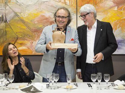 Joan Manel Serrat, en el momento de recoger el premio.