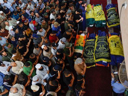 Funeral por el jefe militar de la Yihad Islámica Jalid Mansur y otras víctimas de un bombardeo israelí, el domingo en Rafah (Gaza).