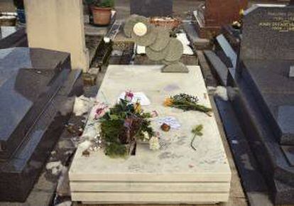 Fotografía facilitada por www.rutascervantes.es que muestra la tumba del escritor argentino Julio Cortázar en el cementerio parisino de Montparnasse.