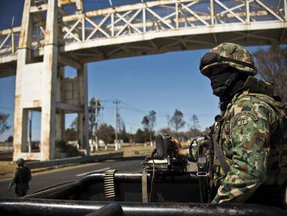 Elementos de la Marina mexicana patrullan una de las carreteras del norte del país.