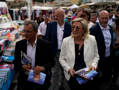 El candidato a las regionales Thierry Mariani y la líder de la extrema derecha, Marine Le Pen, en campaña el jueves en Six-Fours-les-Plages, cerca de Toulon (sur de Francia).