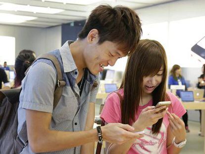 Clientes de una tienda de Apple en Honk Kong.