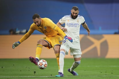 Donnarumma y Benzema, en la acción previa al empate del Madrid contra el PSG, este miércoles en el Bernabéu.