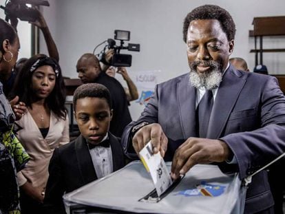 El presidente de la República Democrática del Congo, Joseph Kabila, vota en las elecciones del pasado 30 de diciembre en Kinshasa.