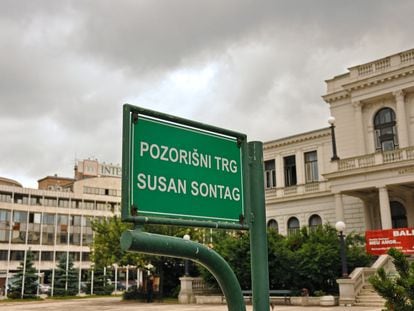 La plaza Susan Sontag frente al teatro nacional en Sarajevo (Bosnia y Herzegovina), en una fotografía de junio de 2011.