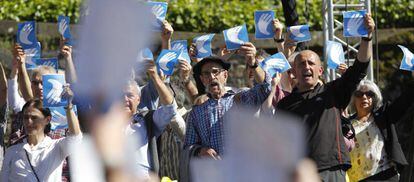 El exmiembro de ETA Josu Zabarte (con boina), alias &#039;Carnicero de Mondrag&oacute;n&#039; el pasado s&aacute;bado en Bayona (Francia).