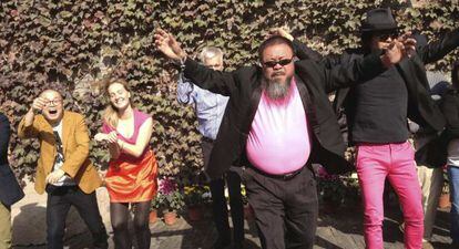 El artista y disidente Ai Weiwei baila junto a varios amigos al estilo Gangnam en protesta contra las autoridades chinas este miércoles.