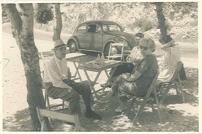La familia Pavelic en una excursión en España en 1959, probablemente de camino al recién inaugurado Valle de los Caídos.