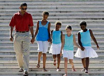 Obama desciende del monumento  del cementerio nacional de Honolulú con sus  hijas (las dos primeras por la izquierda)  y unas amigas de éstas.