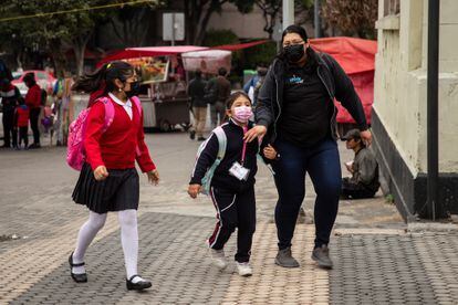 Padres de familia acompañan a sus hijos durante el regreso a clases presenciales, esta semana en Ciudad de México.
