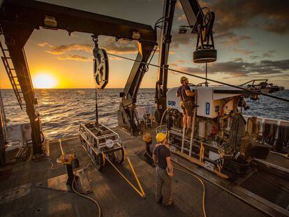 Un robot de exploraci&oacute;n submarina a bordo del barco cient&iacute;fico de EE UU &#039;Okeanos Explorer&#039;