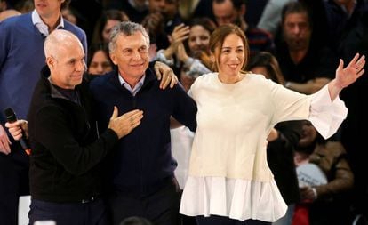 Mauricio Macri abraza al alcalde de Buenos Aires, Horacio Rodríguez Larreta, y a la gobernadora de Buenos Aires, María Eugenia Vidal, durante el cierre de campaña, el jueves pasado.