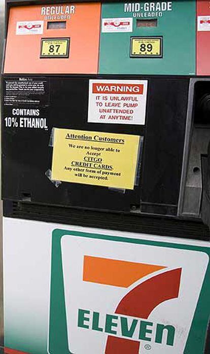 Una pegatina amarilla en una bomba de gasolina de una tienda-gasolinera 7-Eleven advierte a los clientes que no aceptará más las tarjetas de crédito de Citgo, en Illinois (EE UU).