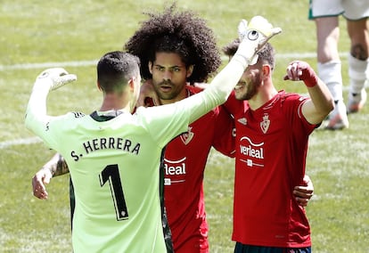 Herrera, Aridane y David Garcia celebran la victoria ante el Elche al finalizar el partido disputado este domingo en el Estadio de El Sadar.