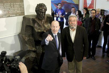 Alfredo Pérez Rubalcaba y Cándido Méndez, en la sede de UGT delante de una estatua de Pablo Iglesias.