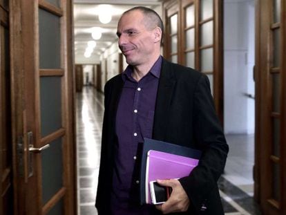 El ministro Varoufakis llega este martes al Parlamento en Atenas.