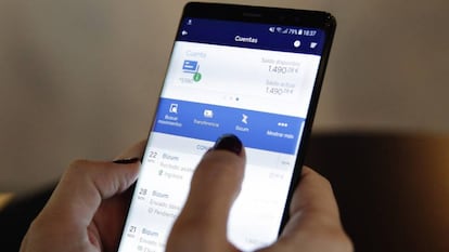 Un usuario financiero realiza un pago a través de la plataforma Bizum desde su móvil.