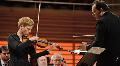 Concierto de homenaje a Claudio Abbado: Isabelle Faust interpreta a Alban Berg ante la mirada de Andris Nelsons.