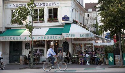 Un café en el Quai de L'Hotel de Ville, en Le Marais (París).
