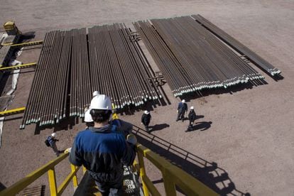 Unos 10.000 trabajadores petroleros confìan en una tregua para evitar más despidos.