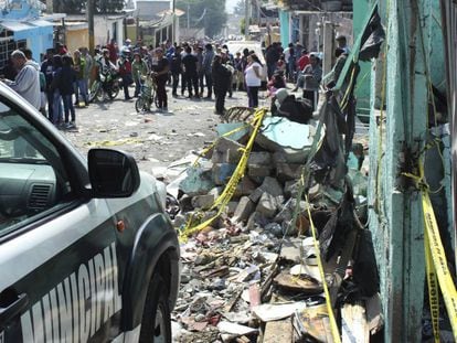 Vecinos cerca del lugar de la explosi&oacute;n en Tultepec.