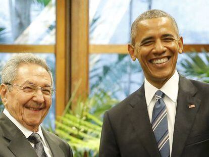 El presidente de Estados Unidos, Barack Obama, da la mano al presidente de Cuba, Ra&uacute;l Castro, en el encuentro que han mantenido hoy en La Habana.
