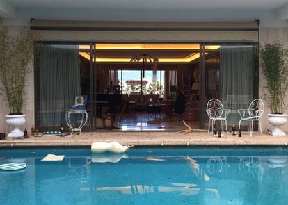 La piscina de la casa de Ava Gardner en 'Arde Madrid' después de una bacanal, en una imagen del rodaje.