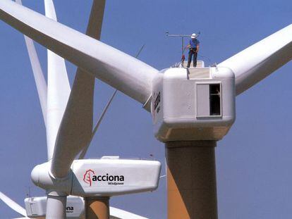 Instalaci&oacute;n de aerogeneradores fabricados por Acciona Windpower.