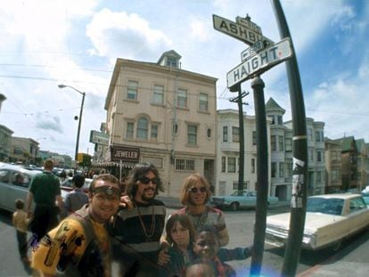 &#039;Hippies&#039; en el barrio de Haight-Ashbury en San Francisco, en 1966. 