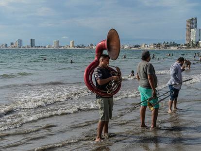 Un grupo de músicos de banda tocan en la playa en Mazatlán, Sinaloa en una imagen de archivo.